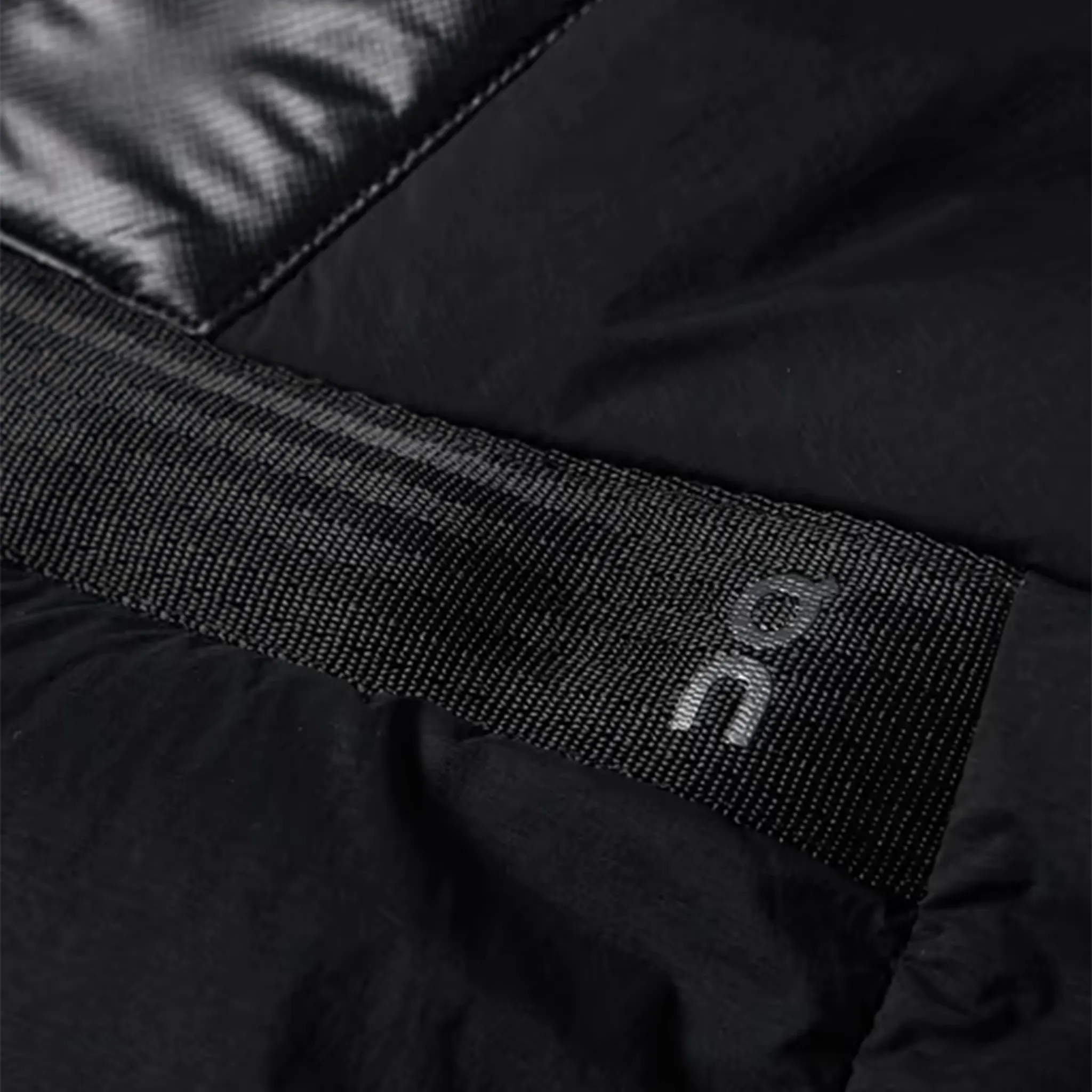 Detail view of On Running Challenger Black Vest 1MD30040553